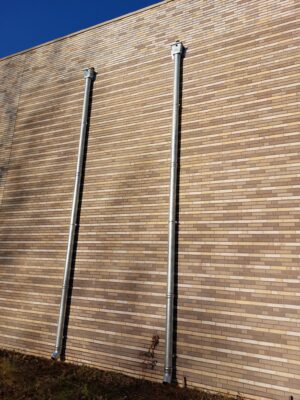 Nieuwe hemelwaterafvoerbuizen bij het dorpshuis